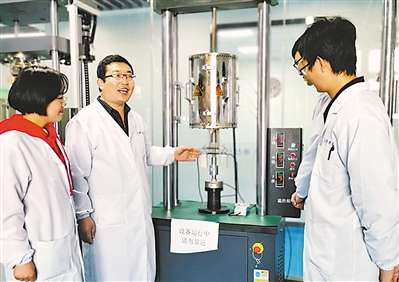 <p>　　张清林（右）在授课。</p>