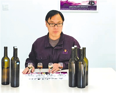 <p>　　王小峰品评特色蒸馏酒。</p><p>　　（图片由受访者提供）</p>