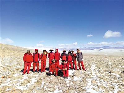 <p>　　在野外作业的地质工程师们。</p><p>　　（图片由受访者提供）</p>