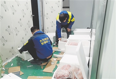 <p>　　盐池县彤辉滩羊养殖专业合作社精细分割后的滩羊产品，正在等待打包装车。</p>