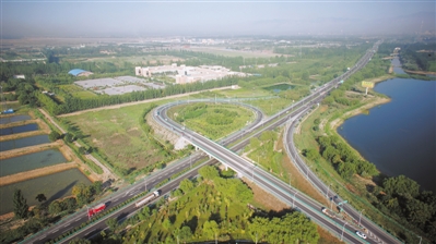 <p>　　1993年，山东省第一条高速公路——济青高速公路获交通部优质工程一等奖“李春奖”。</p>