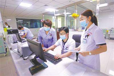 <p>　　同心县人民医院，来自福建省泉州市第一医院的儿科医生王海岛（右二）与当地医务人员一起工作。　　　本报记者　王猛　　摄</p>