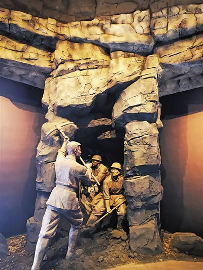 <p>　　早期矿区人工开采场景</p>