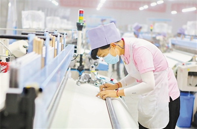 <p>　　宁夏恒达纺织扶贫车间工人检查纱布质量。</p>