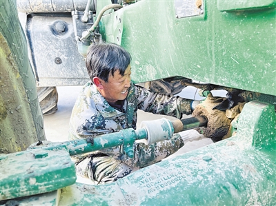 <p>　　冬季各类农机具“刀枪入库”，不用下田的农机手们开始保养、修理“武器”。</p>