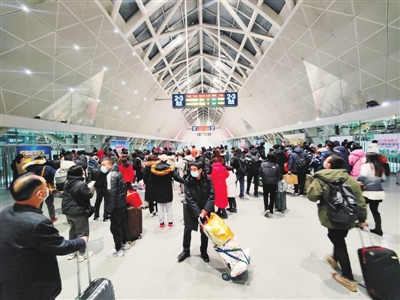 春节假期银川火车站日均发送旅客1.45万人次。 赵锐   李麒   马登平   摄影报道