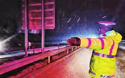 交警冒雪指挥交通。警方供图