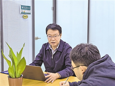 <p>　　正在为学生授课的张军翔。</p>