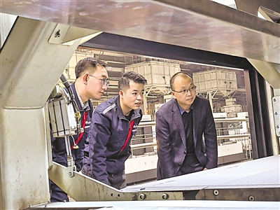<p>　　杨军（右）在共享装备股份有限公司铸造3D打印成型智能工厂检查生产情况。</p>