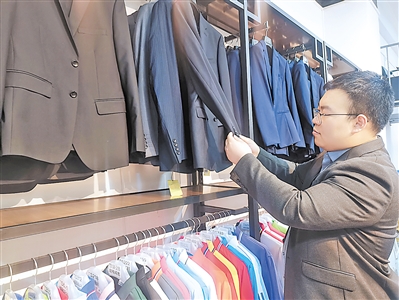 <p>　　祁鹏飞检查服装质量。</p>