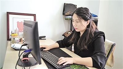 <p>　　寇佳丽正在工作。</p>
