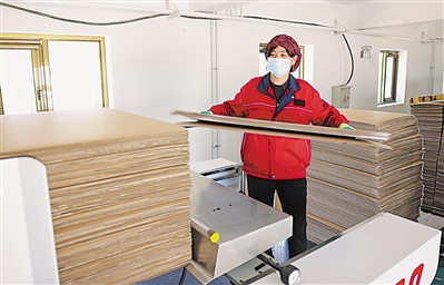 <p>　　吴忠市红寺堡区红寺堡镇弘德村移民就业帮扶车间内，生产设备高速运转，工人忙着制作纸箱。弘德村不断夯实产业发展基础，带动村民务工就业，巩固拓展脱贫攻坚成果与乡村振兴有效衔接。</p>
