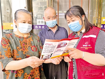 <p>　　银川市兴庆区解放西街健康社区向老人宣传如何防范非法集资诈骗。</p>