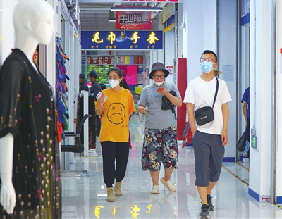 市民在新东环购物。本报记者  李奕辰   摄