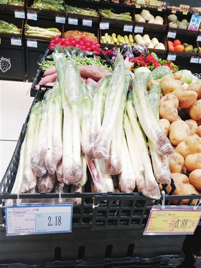     新百连超天鹅湖店的菜价相对稳定。本报记者 王若英 摄