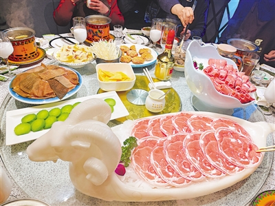 <p>　　一盘滩羊肉令人垂涎欲滴。</p>
