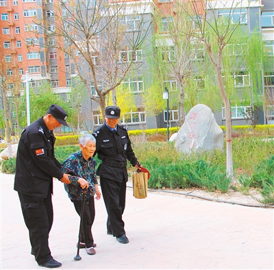 <p>　　物业公司为小区居民提供贴心周到的服务。</p>