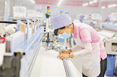 <p>　　宁夏恒达纺织科技有限公司工人在检查布面质量。</p>