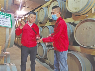 <p>　　宁夏红枸杞产业有限公司葡萄酒酿酒车间，工作人员鉴别葡萄酒品质。</p>