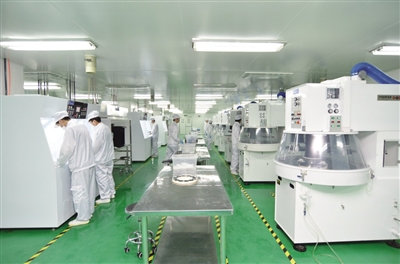 <p>　　声光晶体材料研发科技创新团队在操作晶片抛光设备。</p>