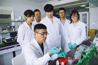 <p>　　自治区科技领军人才姜怡邓指导博士研究生进行科学实验。</p>