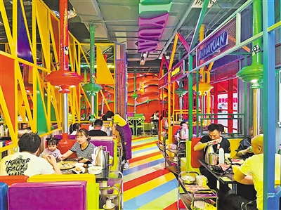     “夜经济”增添城市发展活力。