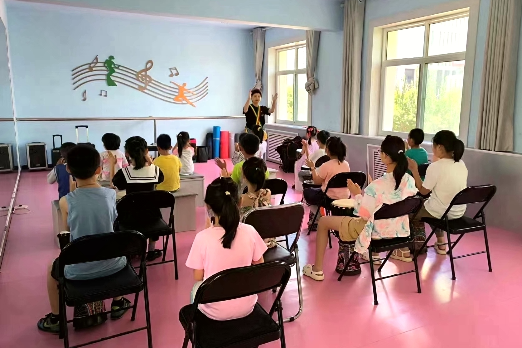 金凤区北京中路街道清馨苑社区新时代文明实践站组织辖区青少年开展青少年非洲鼓体验活动.jpg