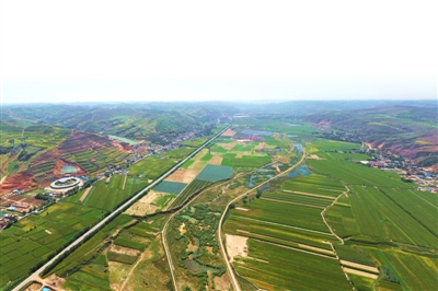 <p>　　西吉县葫芦河川道区百公里特色蔬菜产业带。</p>