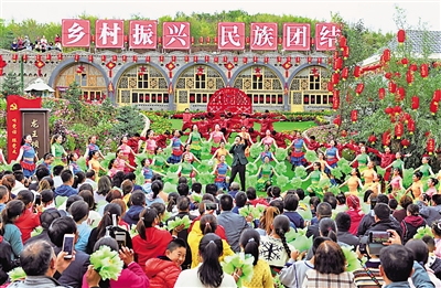 <p>　　各族群众同唱一首歌。</p>