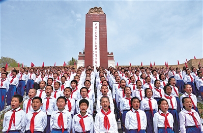     学生在将台堡红军长征会师纪念园开展爱国主义教育活动。
