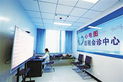     深化“互联网+医疗健康”，建成涵盖县乡村三级医疗机构的县域医共体信息平台。图为西吉县人民医院远程会诊中心。