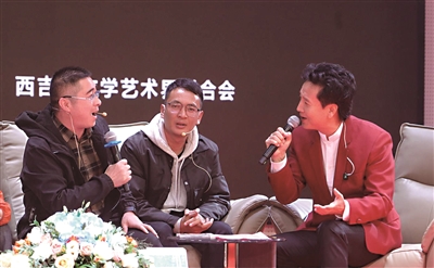     马希尔（右）与金明（左）现场合唱。