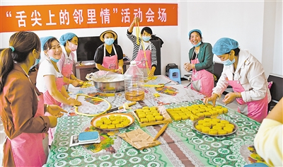     各族群众聚在一起过传统节日。