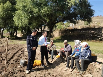 法官到田间地头调解案件。