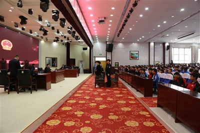 近日，西吉县法院刑事审判庭在西吉县职业中学开展“实景庭审+模拟”体验课。