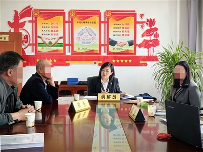白崖法庭法官联合各部门共同调解案件。