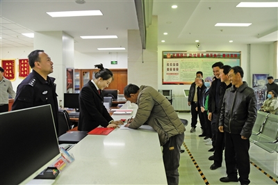 3月26日，西吉法院执行局为18名劳务人员集中发放执行款。