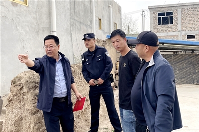 4月2日10时许，西吉县兴隆镇兴隆村，马生强（左一）和派出所民警共同调解一起宅基地纠纷。