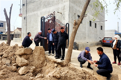     4月2日10时许，西吉县兴隆镇兴隆村，多方共同调解一起宅基地纠纷。
