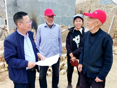     4月2日13时40分，马生强（左一）来到西吉县兴隆镇王河村二组，回访一起宅基地纠纷当事人。