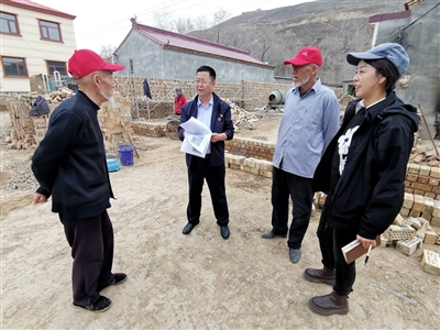     4月2日13时40分，西吉县兴隆镇王河村二组，马生强（左二）回访墙界纠纷时，劝说两位老人大度一点。