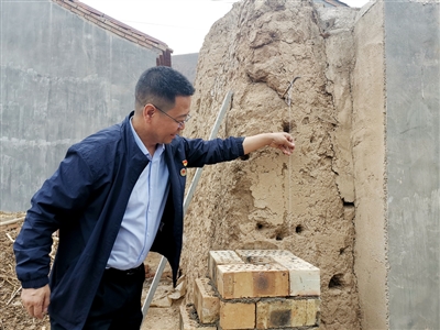     之前调解纠纷时，马生强在两家土墙中间挂起一条线绳，划定墙界，有效解决了矛盾纠纷。4月2日14时许，西吉县兴隆镇王河村二组，马生强回访查看划界是否被移动。