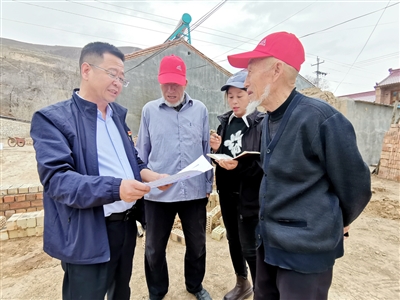     4月2日15时许，西吉县兴隆镇王河村二组，马生强（左一）再次向双方当事人确认调解协议。