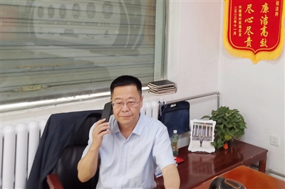    4月2日18时许，马生强下班前接到群众电话，咨询婚姻纠纷法律知识。