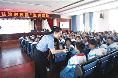     法治巡讲护未来。