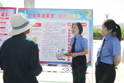     街头普法润民心。