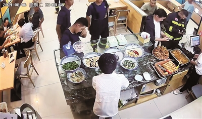 黑衣男子偷偷为消防员买单。 西吉县消防救援大队供图