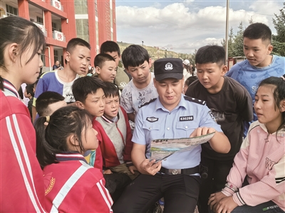 民警为同学们讲解禁毒知识。王升  摄