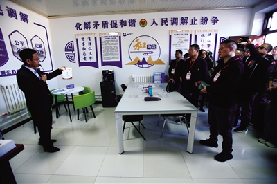 西吉县兴隆镇人民调解委员会主任马生强向采访团介绍当地矛盾纠纷调解工作。