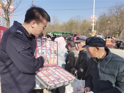 “大家都来看一看、瞧一瞧，禁毒知识早知道！”11月20日，西吉县禁毒办组织禁毒专干来到震湖乡农村集市开展禁毒宣传活动，通过摆放展板、发放宣传单、展示毒品仿真样品等方式介绍毒品的种类、特征及危害，鼓励群众积极举报涉毒违法犯罪线索，筑牢全民禁毒的“铜墙铁壁”。
    本报通讯员 李智斌 摄